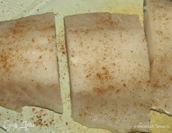 Филе трески обработать, удалить все кости, нарезать на куски по 200 гр,  посыпать солью и перцем.
На сковороде разогреть 1 ст. ложку оливкового масла. Обжарить  треску с двух сторон. Переложить в форму и поставить на 10 мин в нагретую до 200°С духовку. 
