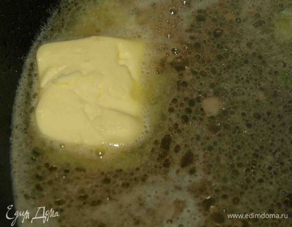 В сковороду, где обжаривалась рыба, влить вино и выпарить. Добавить сливочное масло и парочку веточек  тимьяна. Минут 5 потушить.