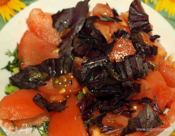 Помидоры бланшировать, нарезать дольками. Базилик, зеленый лук, (по желанию можно добавить укроп) мелко нарезать. 
Помидоры и зелень соединить, добавить лимонный сок, оливковое масло, по вкусу соль и перемешать.
