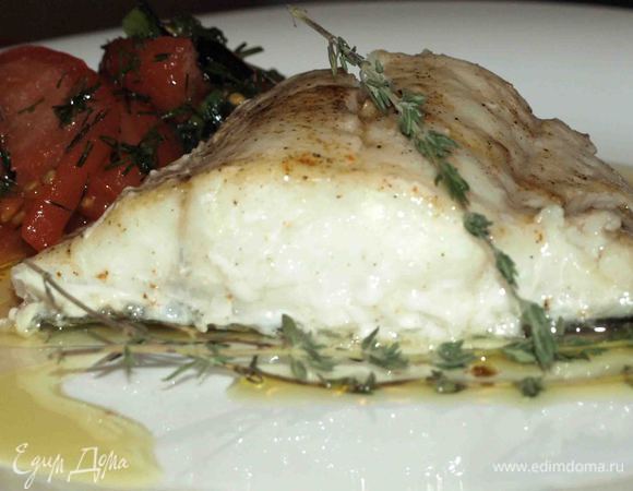 Рыбу и салат выложить на тарелку, полить рыбу соусом. Украсить базиликом или веточками тимьяна. 