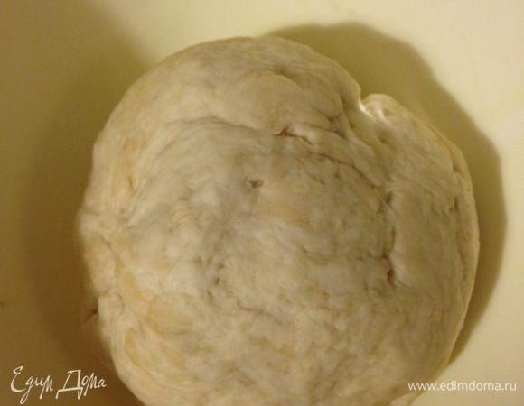 В миску добавьте муку, оливковое масло, соль и дрожжи. Все хорошо смешайте ложкой и начинайте потихоньку добавлять теплую воду, постоянно помешивая. Выложите тесто на присыпанную мукой поверхность и вымешивайте его непрерывно в течение пяти минут, пока оно не станет гладким, если необходимо, можно еще добавить чуть-чуть муки. Переложите тесто в смазанную оливковым маслом миску, накройте полотенцем и поставьте в теплое место на 1 час (пока тесто не увеличится в размерах в два раза).