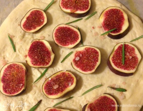 Разогрейте духовку до 225 градусов. Разрежьте инжир на четыре части. Раскатайте из теста круглую лепешку, выложите на смазанный оливковым маслом пергамент, выложите на фокаччу инжир, присыпьте крупной морской солью и розмарином, сбрызните оливковым маслом. Дайте фокачче подняться в течение 20 минут. Затем выпекайте в разогретой духовке в течение 20 минут пока фокачча не зарумянится.