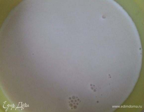 Соус "Бешамель": в кастрюле растапливаем сливочное масло, добавляем муку и обжариваем, добавляем 150-200 мл молока и размешиваем до однородности, вливаем оставшееся молоко, добавляем соль и белый перец, варим до загустения. Снимаем с огня и затягиваем емкость пищевой пленкой или переливаем в герметичную посуду и закрываем ее.