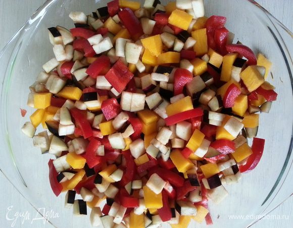 Баклажан, перец и тыкву режем одинаковыми кусочками, запекаем в микроволновке в течение 15 минут при средней мощности.