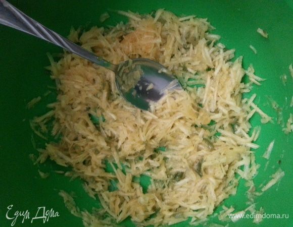 Кабачок трем на терке, добавляем измельченный чеснок