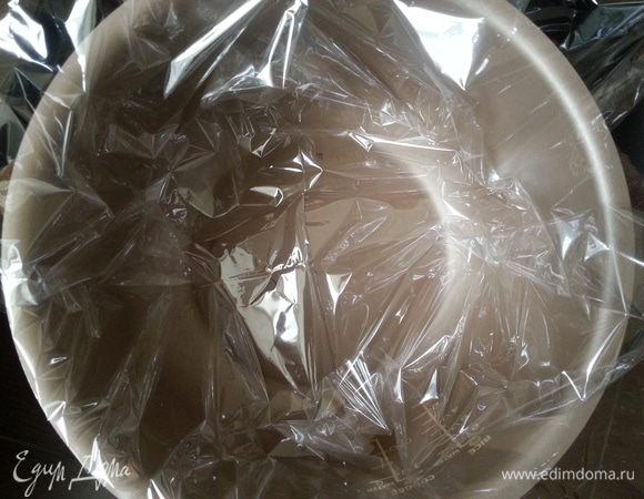 Раскатываем 6 кружков теста, диаметром равным или чуть больше диаметра чаши. Берем рукав для запекания, разрезаем его с одной стороны так, чтобы получился прямоугольник, укладываем его в чашу