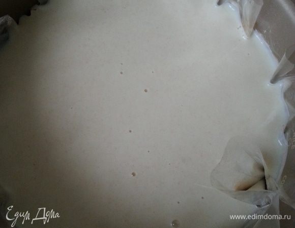 Укладываем в следующей последовательности, чередуя тестом: мясо, овощное пюре, мясо, кабачок с чесноком, мясо, сверху тесто. Заливаем соусом и включаем программу "Выпечка" (в моем случае) на 1,5 часа. Части рукава, которые выступают за края чаши необходимо срезать.