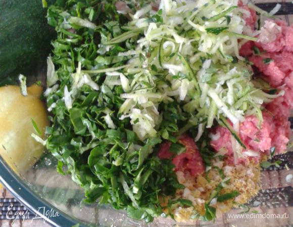 Из телятины и лука сделать фарш. Порезать мелко шпинат, натереть цукини с кожурой. К фаршу добавить сухари, шпинат, цукини, цедру лимона, яйца, соль, перец, тимьян. Все хорошенько вымешать, отбить.