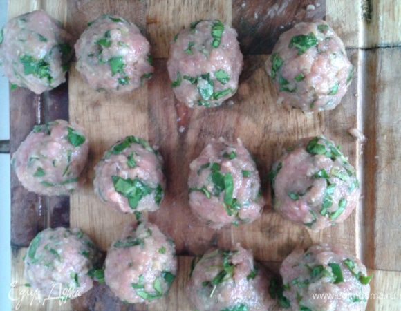 Сформировать небольшие фрикадели.