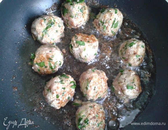 Обжарить фрикадели на подсолнечном масле, в течении 5 мин.