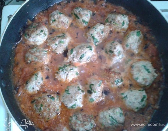 С помидор снять шкурку (ошпарив кипятком), измельчить помидоры и чеснок. Обжарить чеснок на оливковом масле, добавить к нему томаты, базилик, соль, сахар, перец. Дать соусу увариться в течение 7 мин. Фрикадели выложить в томатный соус и тушить 15 мин.
