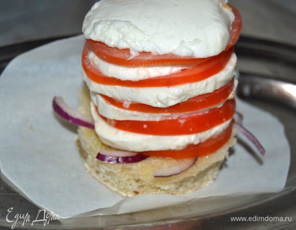 Сложить пирамидку: Нижний слой чиабатта, лук, помидор, моцарелла. И так несколько слоев. Верхний должен быть из моцареллы.