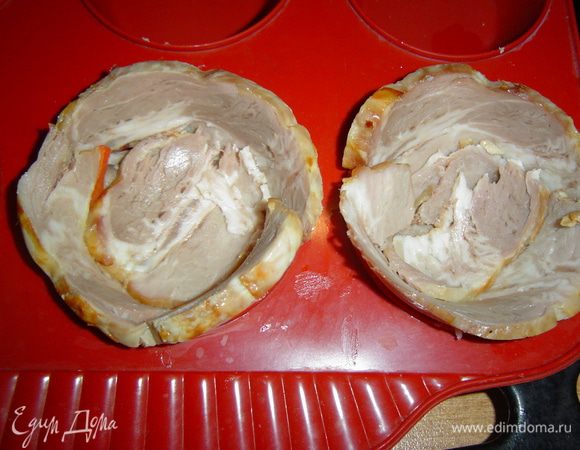 Берем формочки для выпечки маффинов, смазываем внутри оливковым маслом. В каждую формочку выкладываем полоски ветчины по окружности так, чтобы ветчина была выше бортиков на 2-2,5 см, на дно формочек так же кладем ветчину.