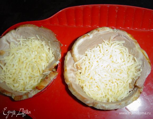  В каждую корзиночку кладем по 1 ст.л.измельченной смеси сыров,