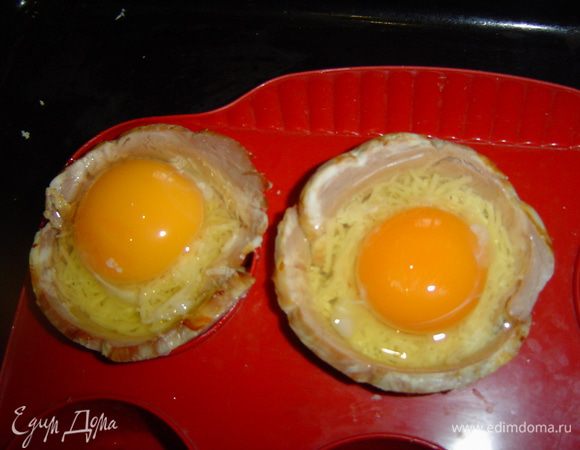 а сверху аккуратно вбиваем яйцо.