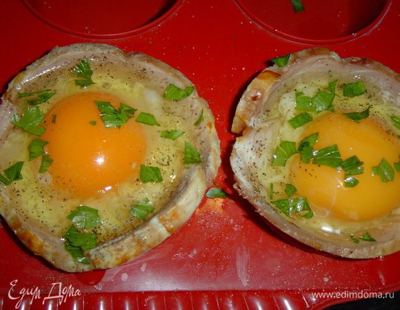 Сверху солим, перчим по вкусу и посыпаем измельченной петрушкой. 