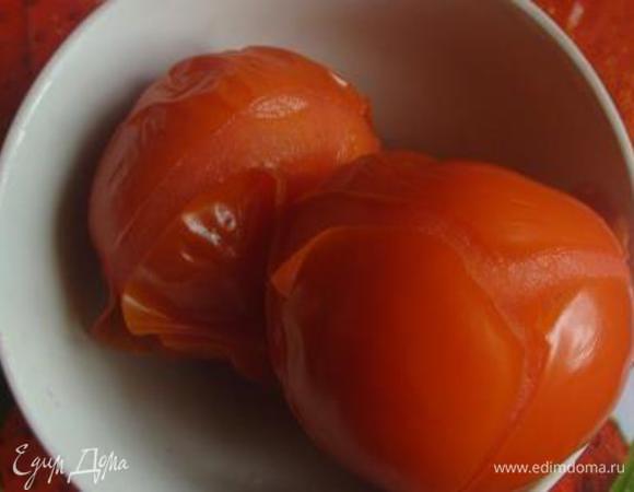 Томаты опустить в кипящую воду, вытащить и очистить от шкурки.