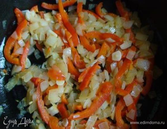 Приготовить соус:
Измельчить чеснок, лук и перец и обжарить на оливковом масле.