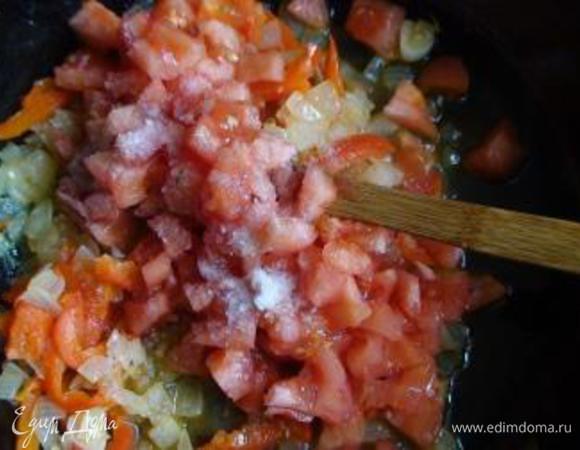 Влить вино, дать ему выпариться, добавить томаты и соль. Готовить 5 мин.