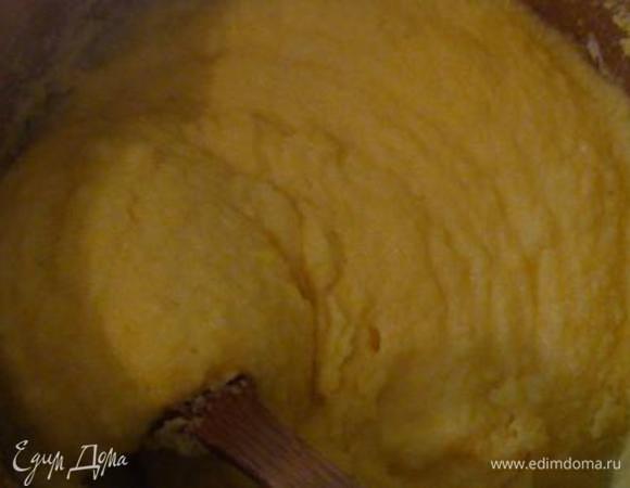 Приготовить поленту: довести до кипения подсоленную воду с молоком. Всыпать, постоянно помешивая, поленту. Мешать еще минуту, добавляя сливочное масло и часть тертого сыра.