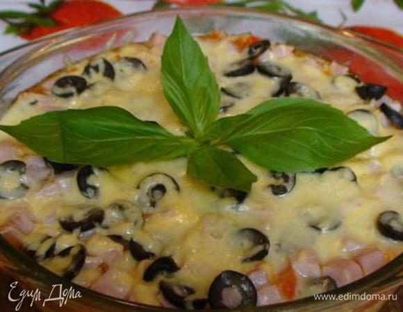 Поместить массу в посуду для запекания, сверху выложить соус, нарезанную ветчину, оливки и оставшуюся часть тертого сыра. Выпекать в духовке при 180 градусах 10 мин. 