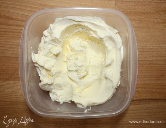 Мороженое лучше приготовить заранее:
Сливки взбить с сахарной пудрой, добавить маскарпоне.
Полученную смесь переложить в контейнер для замораживания и поставить в холодильник на 1 ч. Затем выложить смесь из контейнера и взбивать 4 мин., снова переложить в контейнер и поставить в холодильник еще на 1 ч.