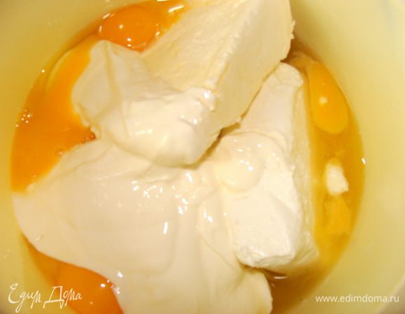 Творог, яйца, мед, сметану и манку взбить миксером до однородной массы.