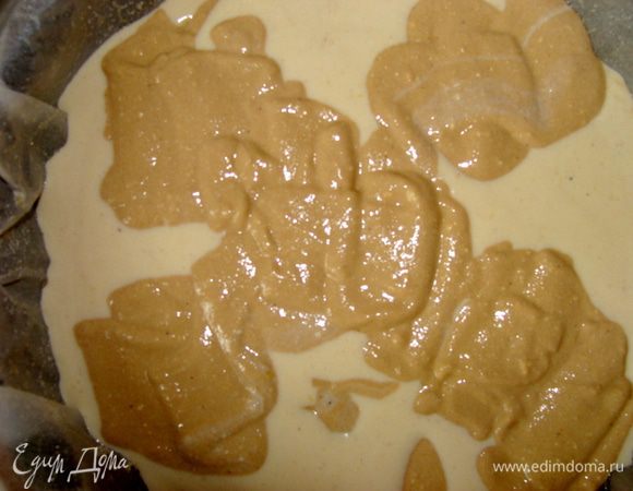 Форму смазать маслом, обсыпать манкой. Я решила перестраховаться и выложила форму пекарской бумагой. Выливать творожные массы частями поочереди, чтобы получились не ровные слои.