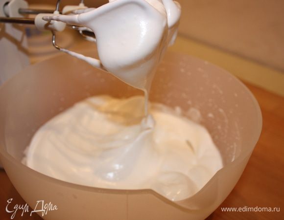 Отдельно взбить яичные белки, щепотку соли и оставшийся сахар до образования пены.