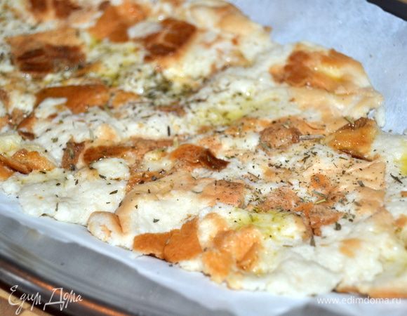 Хлеб отжать. Разложить на противень. Сбрызнуть оливковым маслом и посыпать прованскими травами. Подсушить в разогретой до 220 гр в течение 3-5 мин.