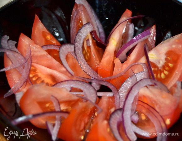 Помидоры нарезать дольками, лук тонкими полукольцами.