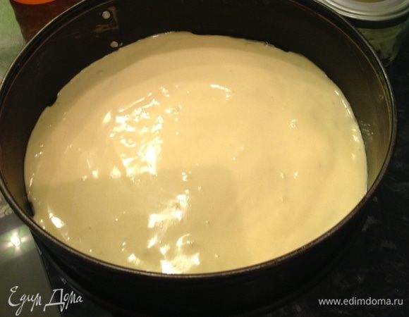 Яйца взбить с сахаром до получения пышной белой массы, добавить муку и соль, аккуратными движениями перемешать тесто металлической ложкой. Вылить массу в подготовленную форму и выпекать 30 минут. Достать из духовки, оставить готовый бисквит в форме на 5 минут и после охладить в течении 1 часа.