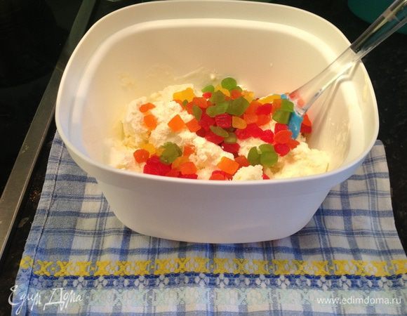 Смешать цукаты с ванильным мороженым.