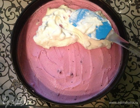 Равномерно распределить на бисквитном корже клубничное мороженое, а затем - ванильное с цукатами. Замораживайте 2 часа. Тем временем разогрейте духовку до 150С. С помощью картонного лекала нарисовать на пекарской бумаге 8 больших лепестков.