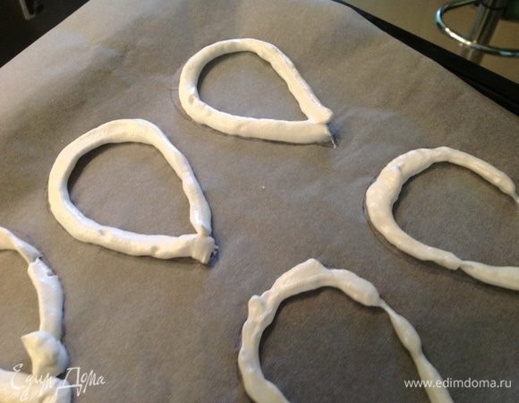 Выложить белковую массу по контуру лепестков с помощью кондитерского шприца.