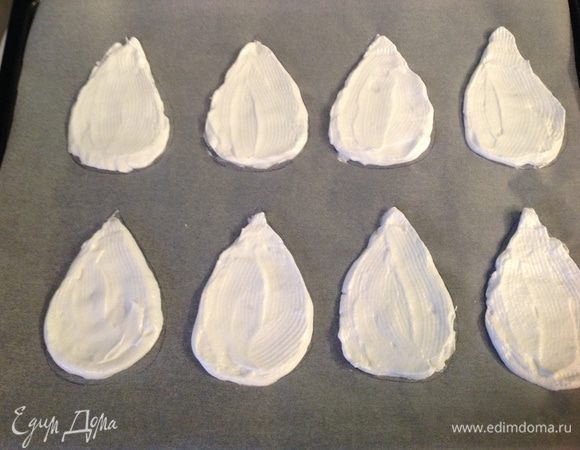 Затем заполнить середину каждого лепестка, распределить массу рельефным лезвием ножа для красоты:-)выпекать около 1 часа, пока безе не станут сухими снизу.