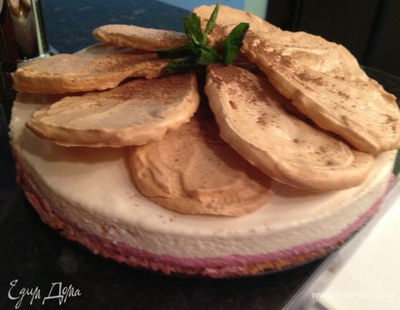 Раскладываем на торт внахлест в виде цветка наши лепесточки, середину посыпаем какао...