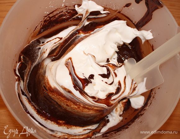 Деревянной лопаткой аккуратно ввести смесь в шоколадную массу помешивая.