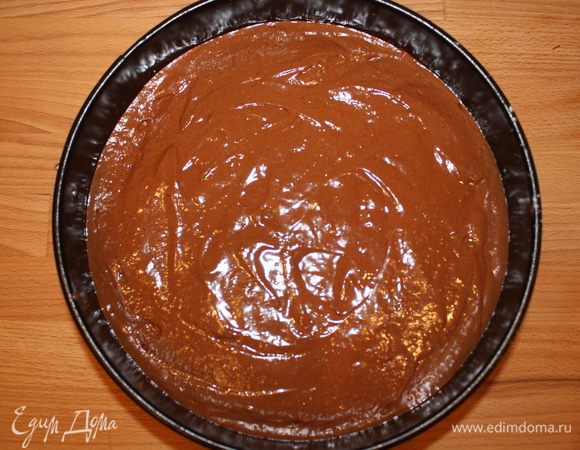 Смазать форму для торта сливочным маслом, обсыпать мукой и вылить туда шоколадную смесь.