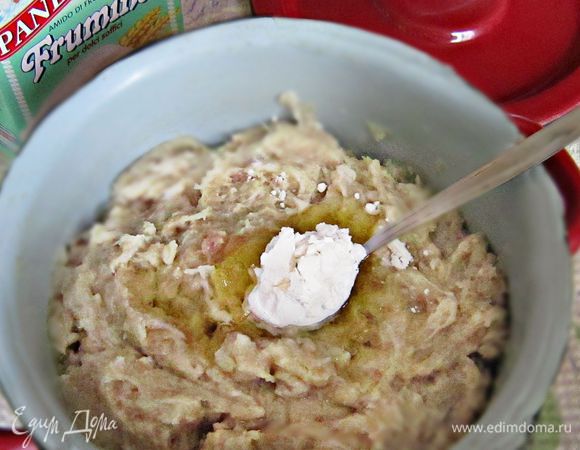 Отделить филе от костей. Мясо пропустить через мясорубку или измельчить в измельчителе. Добавить 1 ч л с горкой крахмала (у меня кукурузный), перемешать.