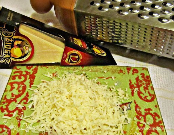 Сыр натереть на тёрке.