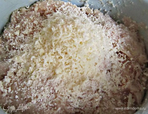 К куриному фаршу добавить измельчённый лук, чеснок, взбитые белки, сыр Джюгас, приправить солью, перцем и хорошо вымесить.
