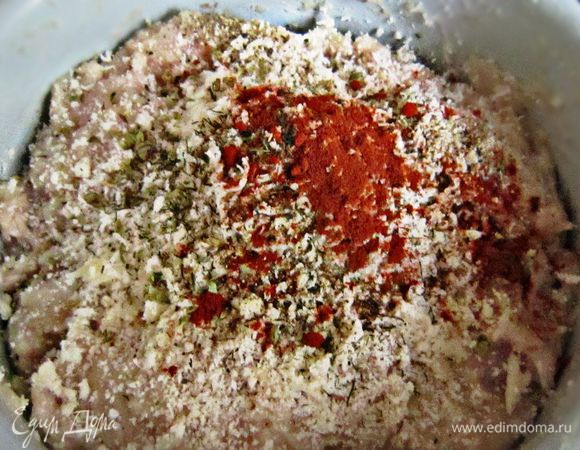 Приправить паприкой, добавить специи по вкусу.  Поставить фарш на 1 час в холодильник.