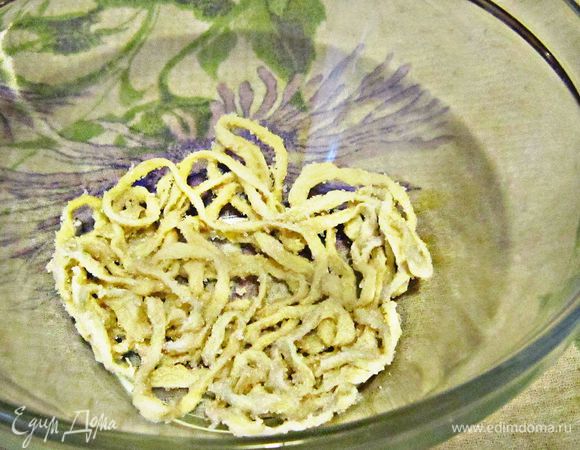 Свиную оболочку замочить на 15 мин в тёплой воде. Затем воду слить.