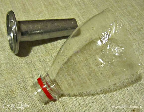 Начинить оболочку фаршем с помощью специальной насадки на мясорубку или с помощью 1/3 части от пластиковой 1,5л бутылки с горлышком (проталкивая фарш через воронку чайной ложкой). Прочно завязать концы колбасок ниткой.