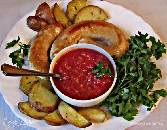 Готовые румяные колбаски подавайте с томатным соусом, зеленью и запечённым картофелем. Приятного аппетита!