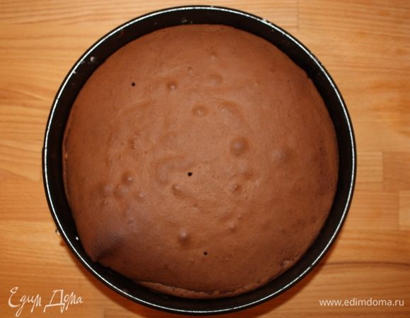 Выпекать 25-30 минут в предварительно разогретой духовке при температуре 180 градусов C, затем выключить духовку и дать торту остыть, оставив дверцу духовки приоткрытой. После того как тот остынет, аккуратно достать его из формы и посыпать сахарной ванильной пудрой.