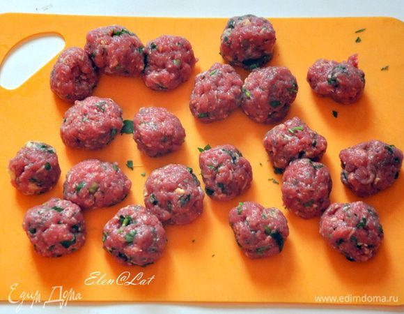 Фарш вымесить и слепить фрикадельки.!