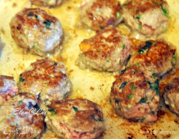 Обжарить на оливковом масле практически до готовности. Переложить в миску. В сковороду добавить воды и закипятить. Говяжий бульон перелить в кастрюлю и довести до кипения.