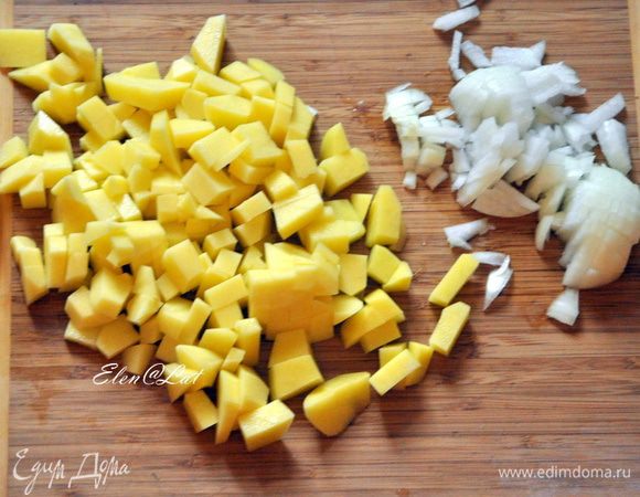 Картофель очистить и нарезать кубиками. Порезать луковицу.